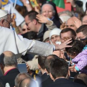Il mondo saluta il nuovo Papa nella Capitale Funari: “Il silenzio intenso dei fedeli, stretti accanto al Papa, per tornare a credere tutti insieme” Il mondo saluta il nuovo Papa nella Capitale Funari: “Il silenzio intenso dei fedeli, stretti accanto al Papa, per tornare a credere tutti insieme”